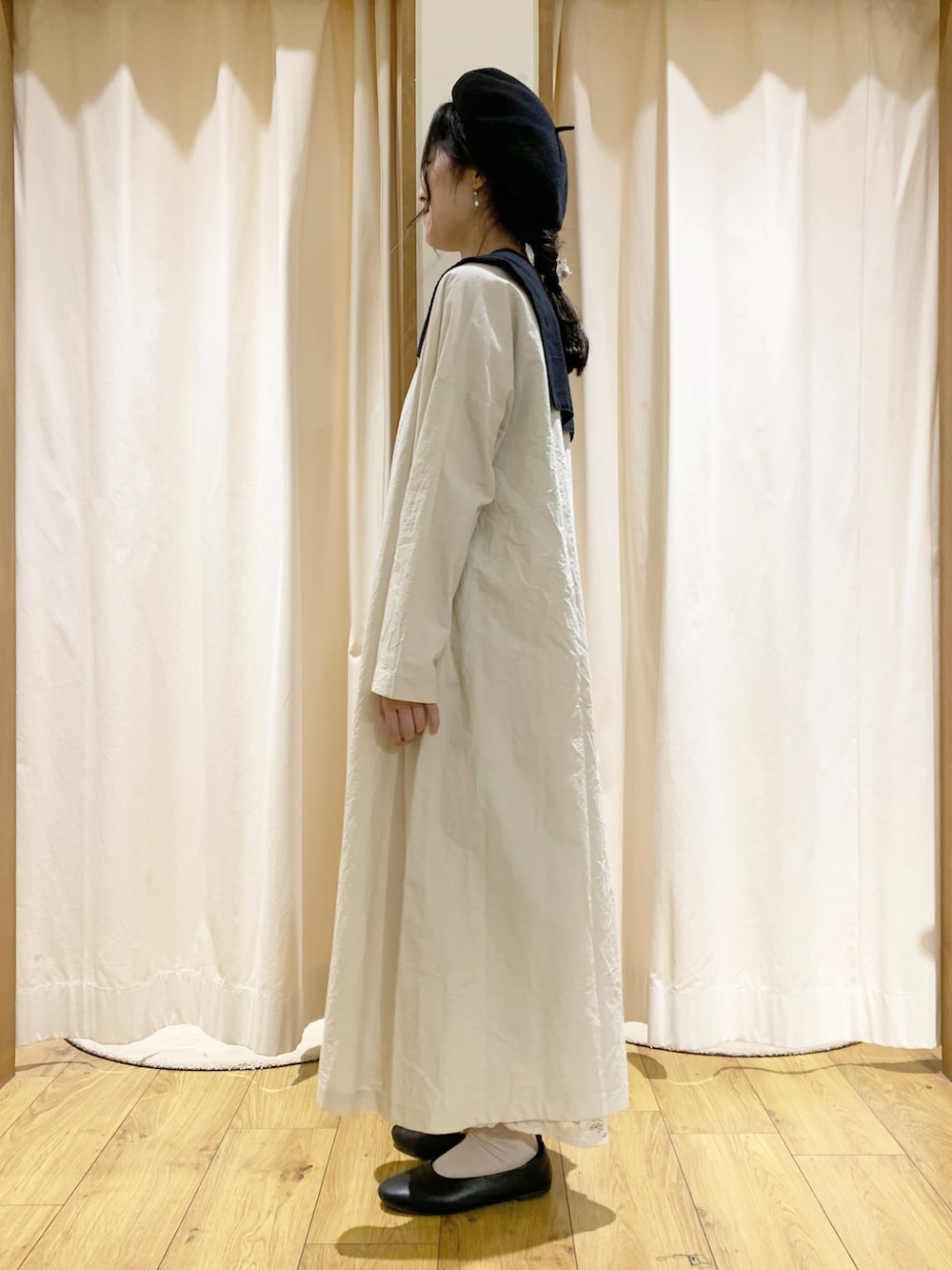 ホワイト系のワンピース、ブラック系のシャツ/ブラウス、ホワイト系のスカートを着用したレディースの夏コーディネートの3枚目の写真