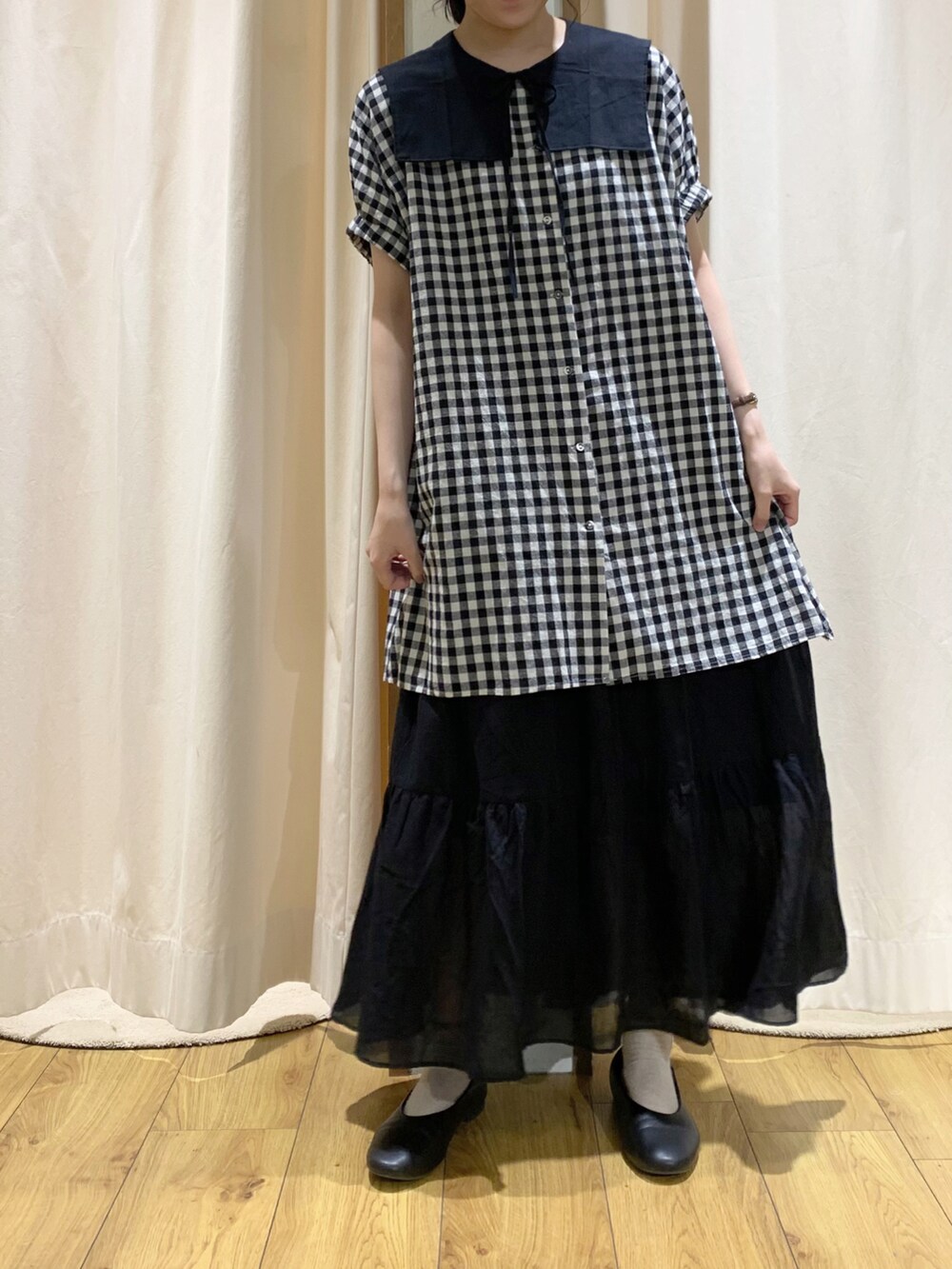 ブラック系のシャツ/ブラウス、ブラック系のシャツ/ブラウス、ブラック系のスカートを着用したレディースの夏コーディネートの2枚目の写真