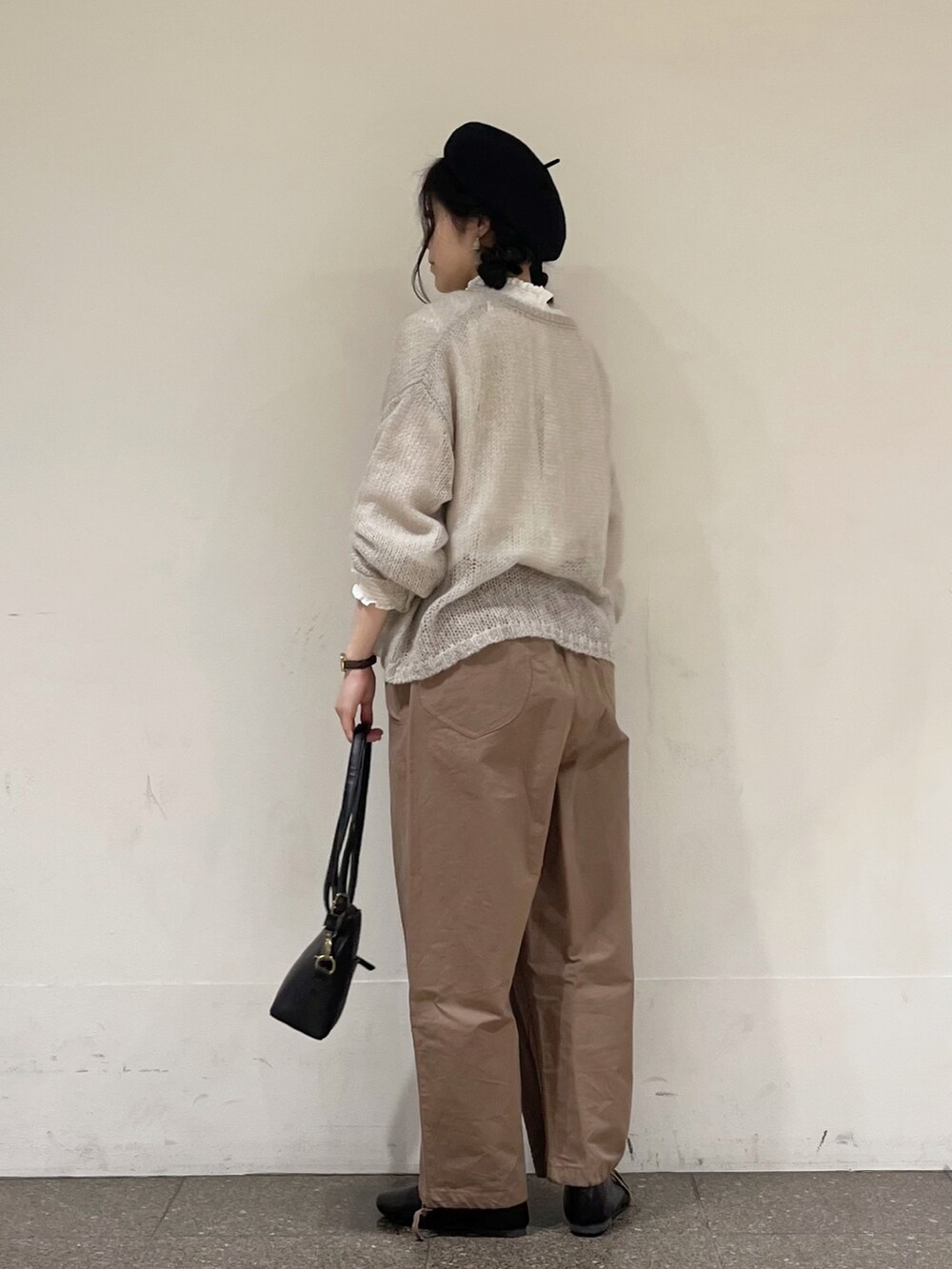 ブラウン系のその他パンツ、ブラック系のハンドバッグ、グレー系のカーディガン/ボレロを着用したレディースの冬コーディネートの4枚目の写真