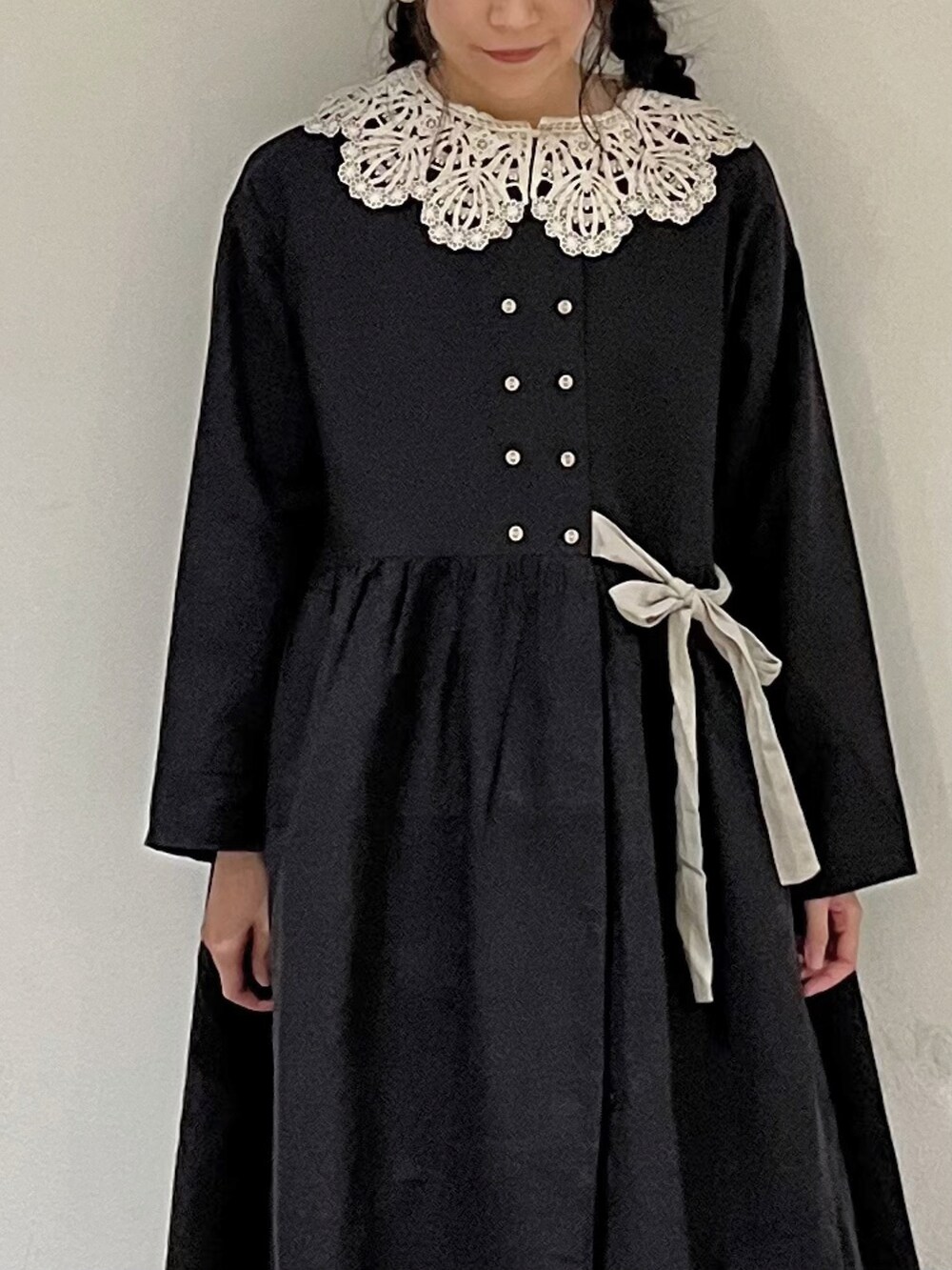 ベージュ系のシャツ/ブラウス、ホワイト系のスカート、ブラック系のその他アウターを着用したレディースの秋コーディネートの4枚目の写真