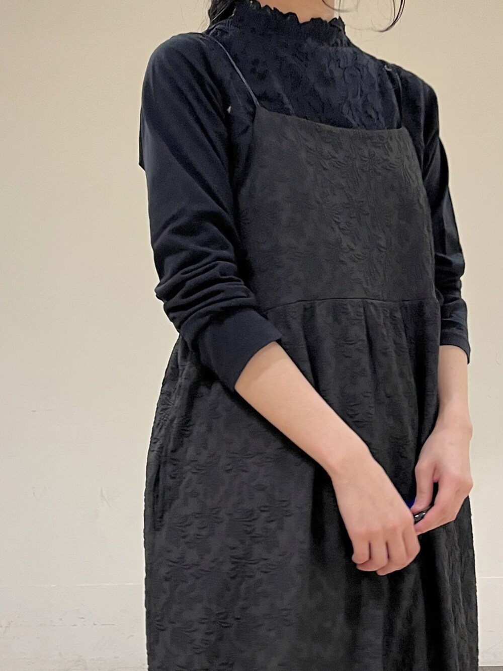 ブラック系のワンピース、ブラック系のTシャツ/カットソーを着用したレディースの冬コーディネートの5枚目の写真