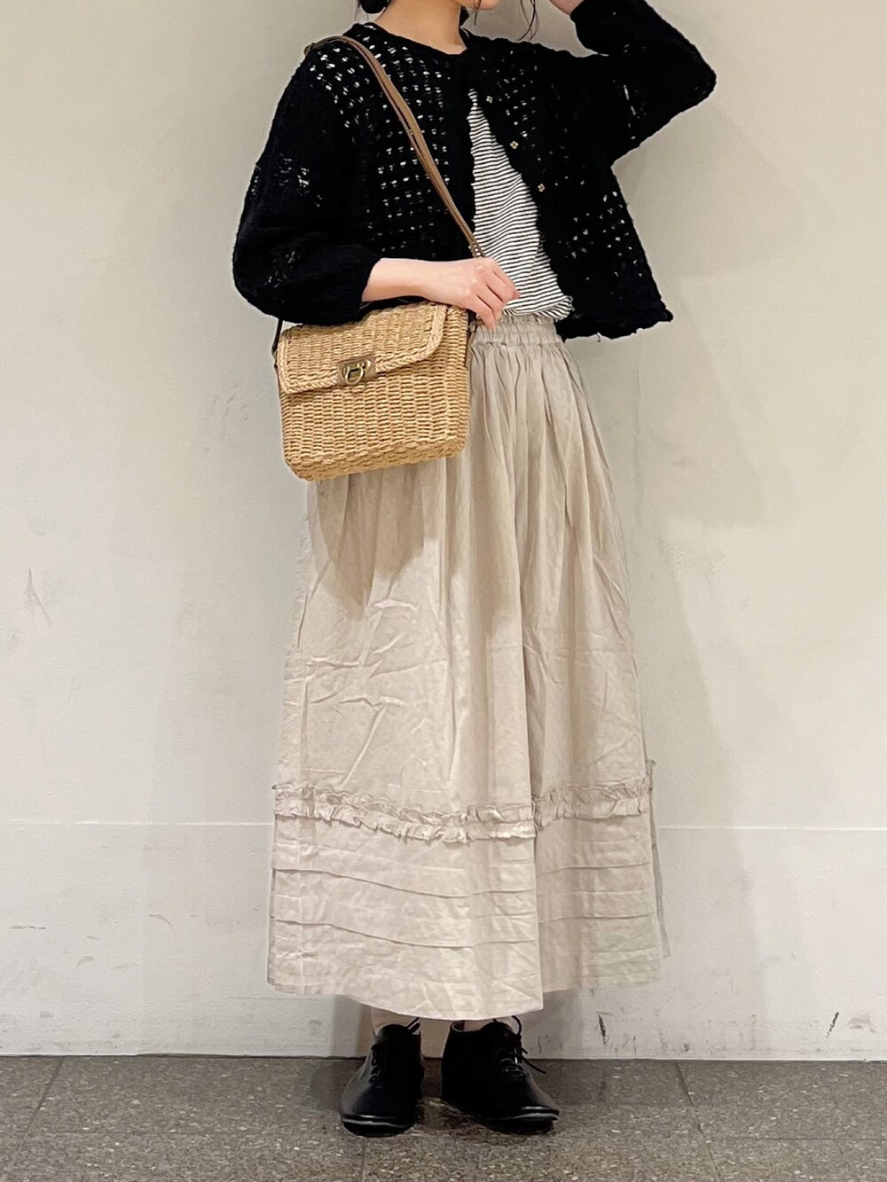 「ガーリー、Samansa Mos2、サマンサ モスモス(Samansa Mos2)、ゆるコーデ、ナチュラル、春コーデ、スカート」|「Samansa Mos2の透かし編みフリルカーディガン(カーディガン/ボレロ、ブラック系)」を使った、marin.🐏さん(レディース・160cm)の春コーディネートの4枚目の写真