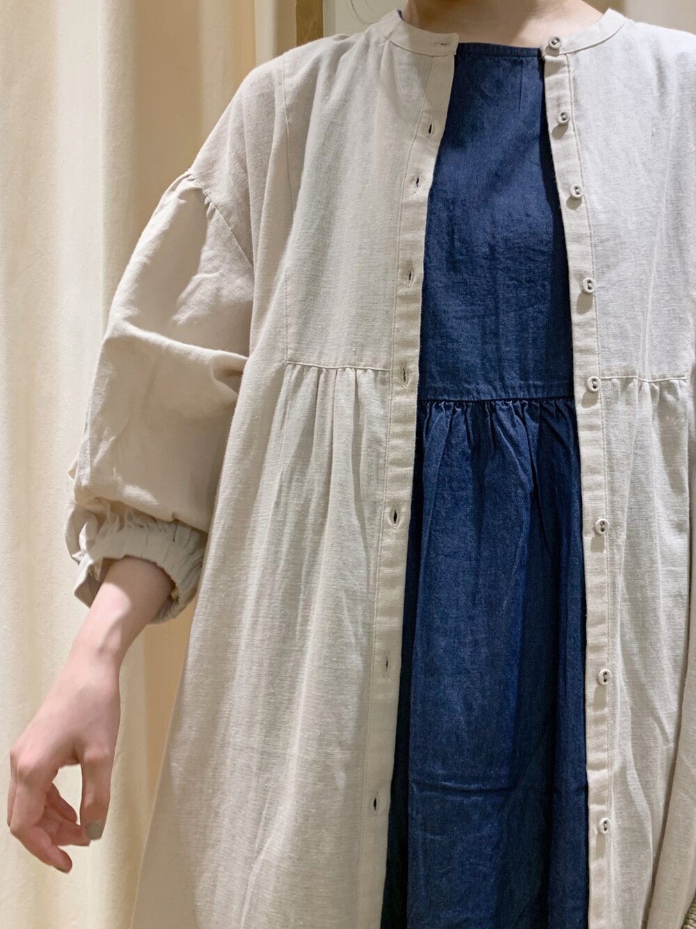 ブルー系のワンピース、ベージュ系のワンピース、ホワイト系のスカートを着用したレディースの夏コーディネートの5枚目の写真