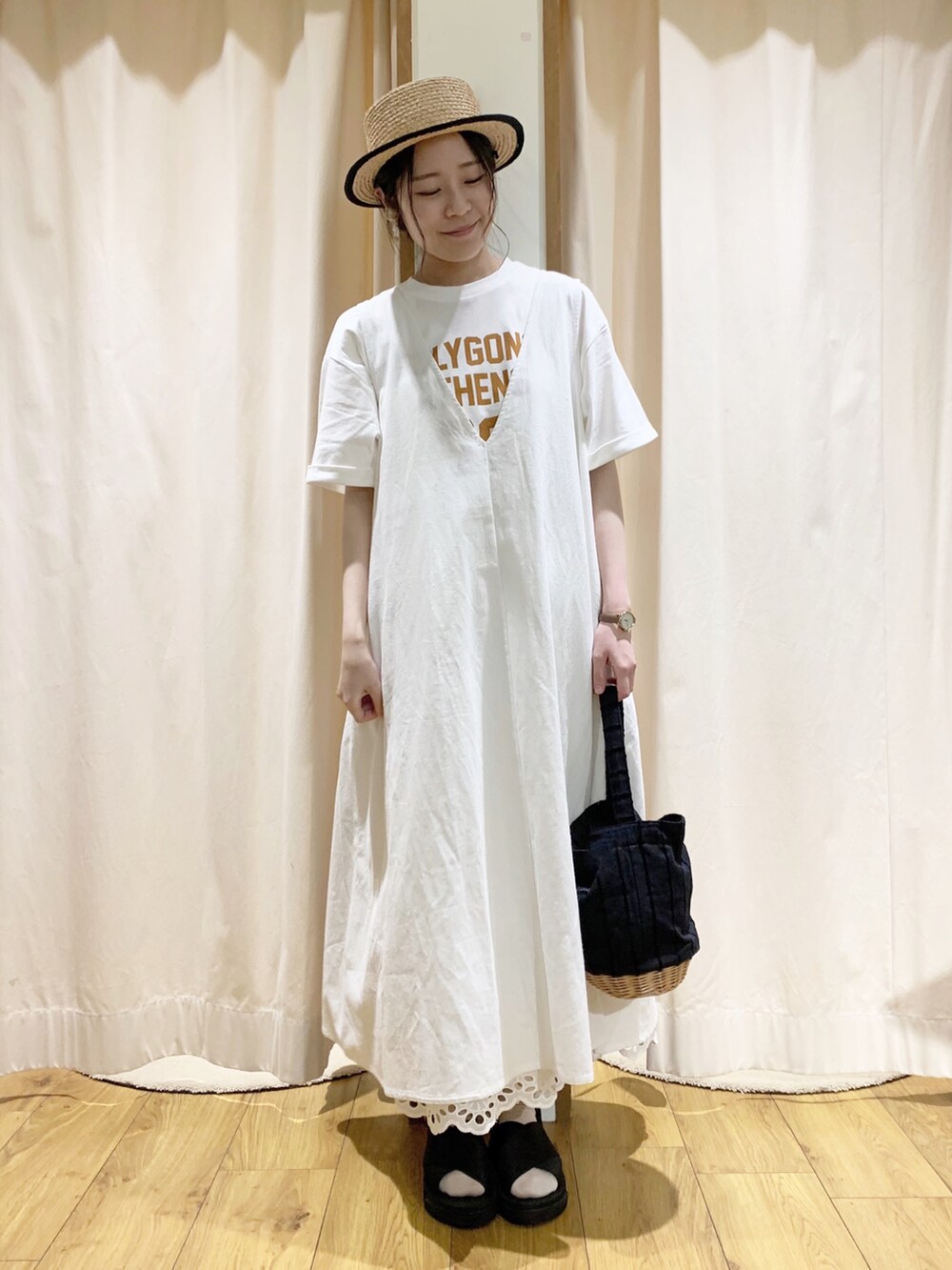 ホワイト系のワンピース、ホワイト系のTシャツ/カットソー、ホワイト系のTシャツ/カットソーを着用したレディースの夏コーディネートの2枚目の写真