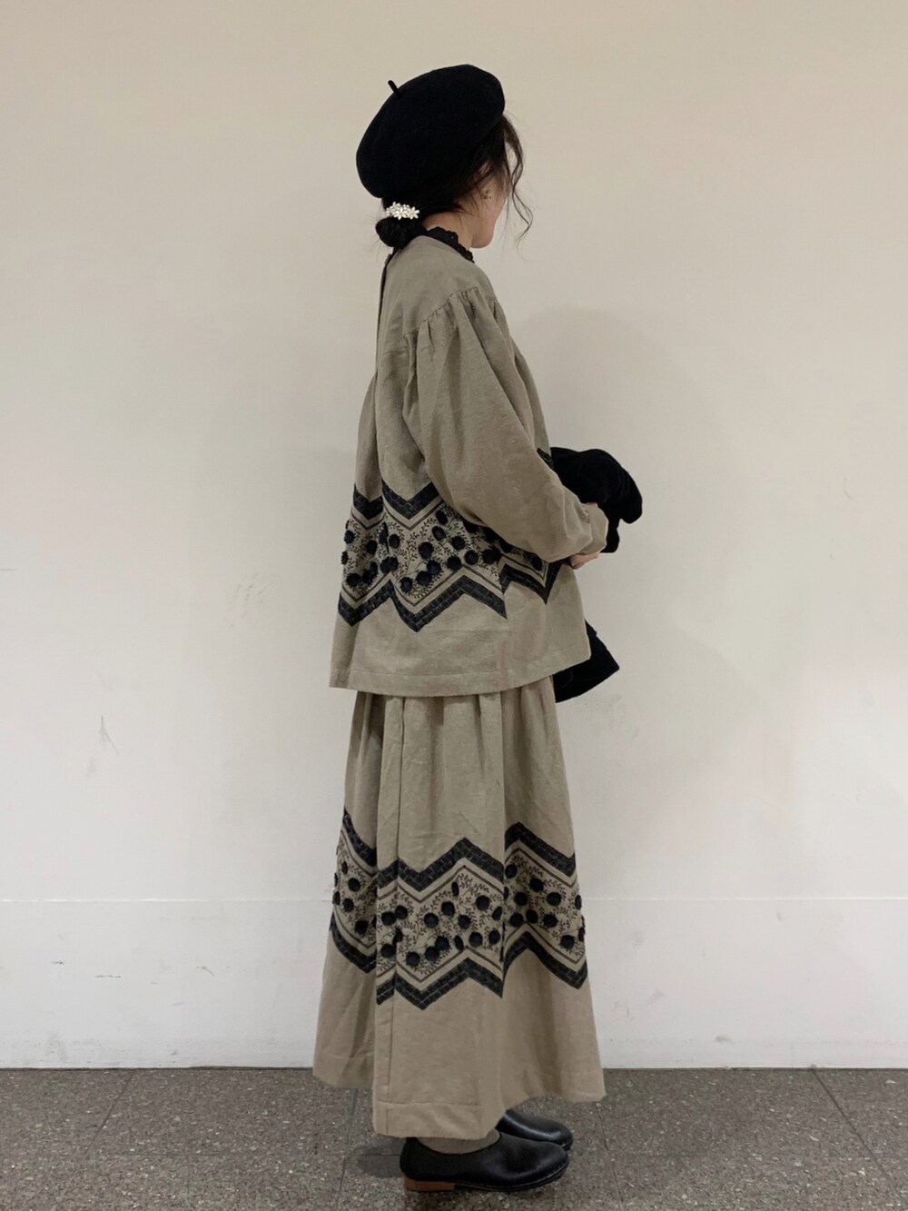 「セットアップ、スカート、ベージュ、秋のコーデ、刺繍、冬コーデ、モノトーン、SM2、キレイめ、ゆるコーデ、大人ガーリー、サマンサ モスモス(Samansa Mos2)、大人かわいい、Samansa Mos2、TSUHARU by Samansa Mos2」｜「TSUHARU by Samansa Mos2の刺繍切替ギャザーブラウス（シャツ/ブラウス、ベージュ系）」を使った、marin.🐏さん（レディース・160cm）の秋コーディネートの4枚目の写真