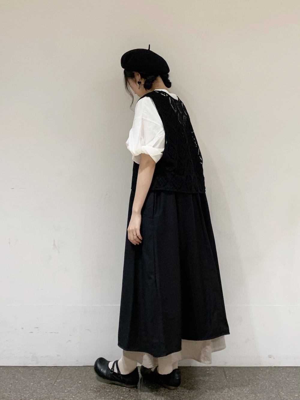 ブラック系のベスト、ブラック系のワンピース/ドレス、ホワイト系のTシャツ/カットソーを着用したレディースの夏コーディネートの3枚目の写真