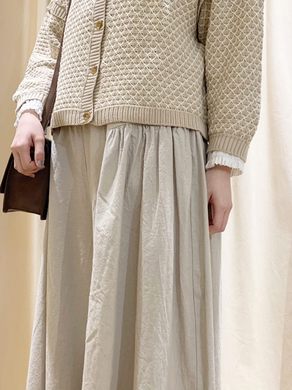 ベージュ系のニット/セーター、ホワイト系のシャツ/ブラウス、ベージュ系のその他パンツを着用したレディースの春コーディネートの5枚目の写真