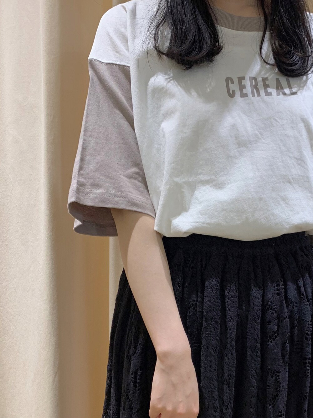 グレー系のニット/セーター、グレー系のカーディガン/ボレロ、ホワイト系のTシャツ/カットソーを着用したレディースの春コーディネートの4枚目の写真