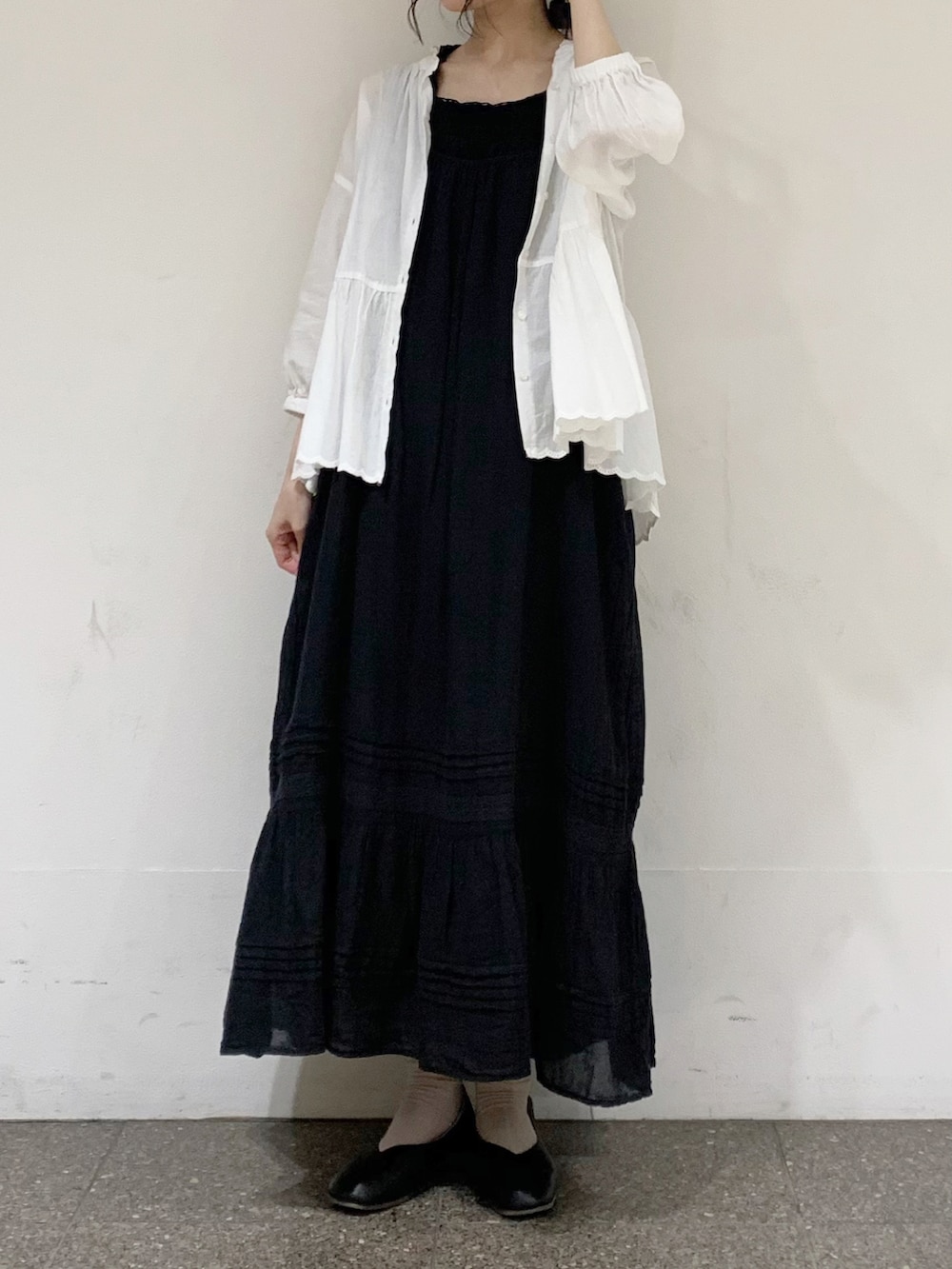 ホワイト系のシャツ/ブラウス、ブラック系のタンクトップ、ブラック系のワンピースを着用したレディースの夏コーディネートの5枚目の写真