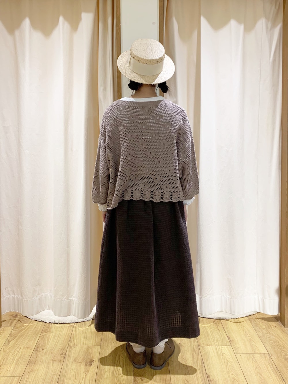 ホワイト系のシャツ/ブラウス、ブラウン系のカーディガン/ボレロ、グレー系のスカートを着用したレディースの春コーディネートの5枚目の写真