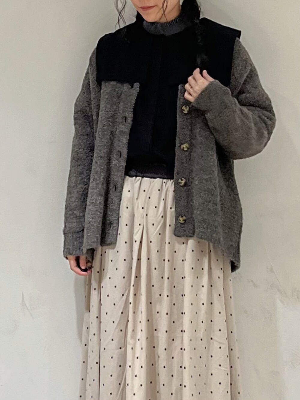 ブラック系のシャツ/ブラウス、ブラウン系のカーディガン/ボレロ、グレー系のニット/セーターを着用したレディースの秋コーディネートの5枚目の写真