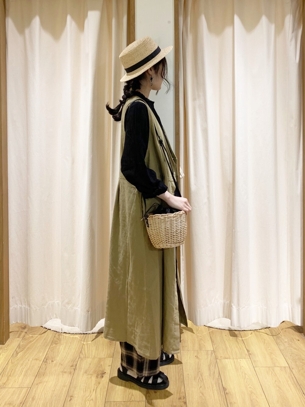 イエロー系のワンピース、ブラック系のシャツ/ブラウス、グレー系のその他パンツを着用したレディースの春コーディネートの2枚目の写真