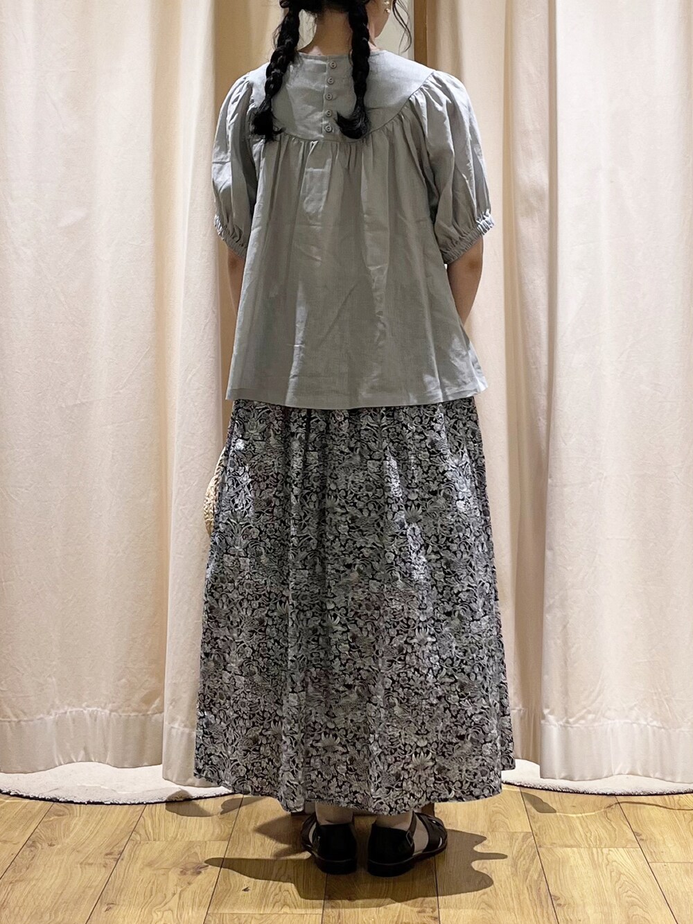 グレー系のシャツ/ブラウスを着用したレディースの春コーディネートの3枚目の写真