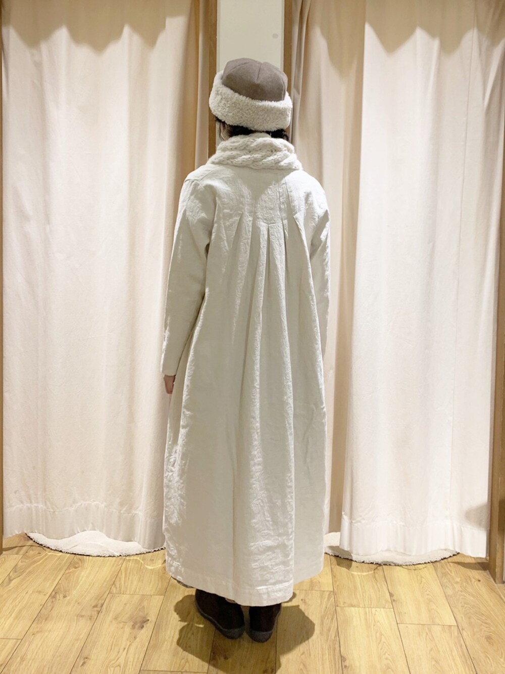 ホワイト系のワンピース/ドレス、ブラウン系のスカート、ホワイト系のシャツ/ブラウスを着用したレディースの冬コーディネートの3枚目の写真