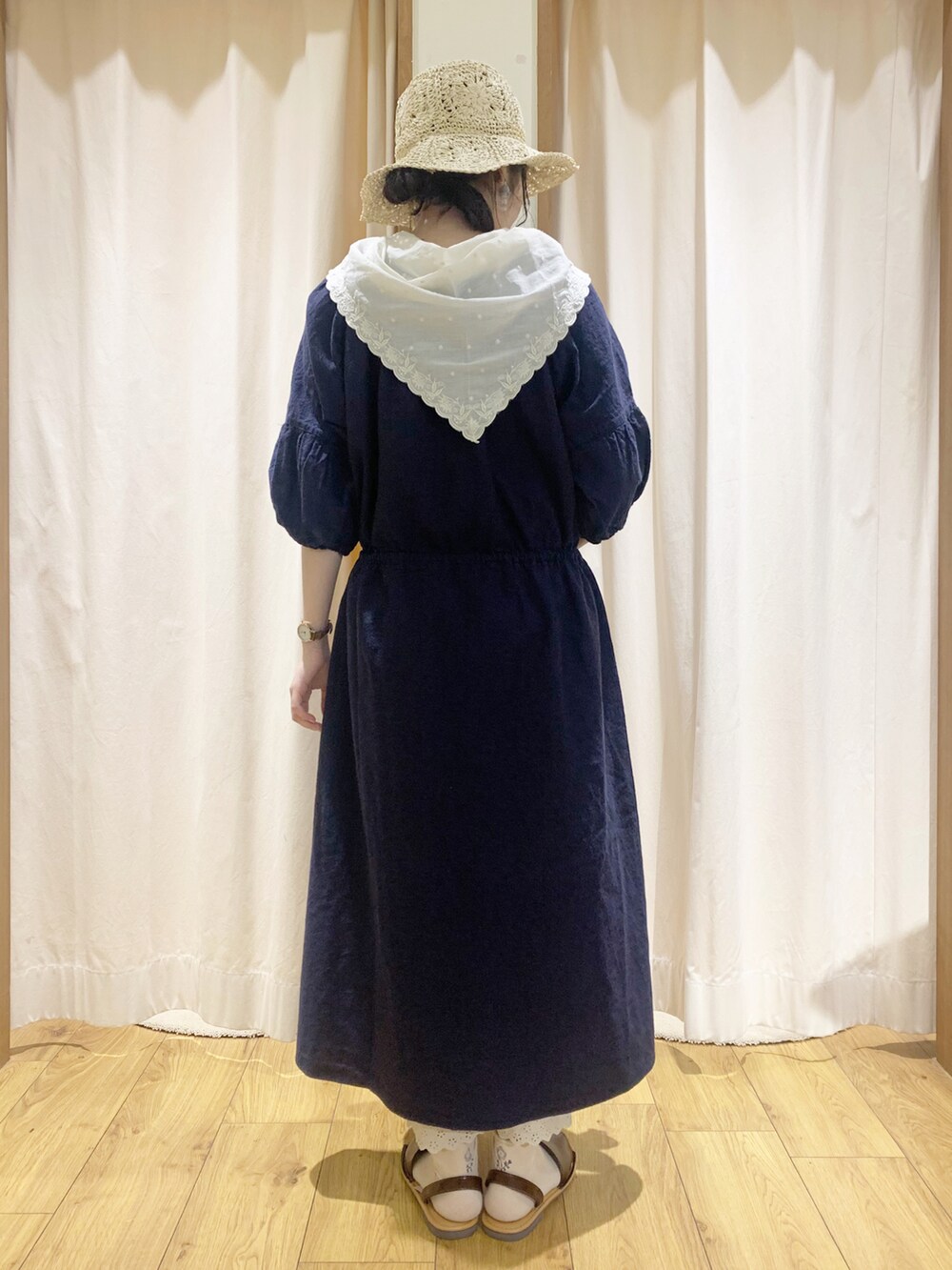 ブルー系のワンピース、ホワイト系のTシャツ/カットソー、グレー系のその他パンツを着用したレディースの春コーディネートの4枚目の写真