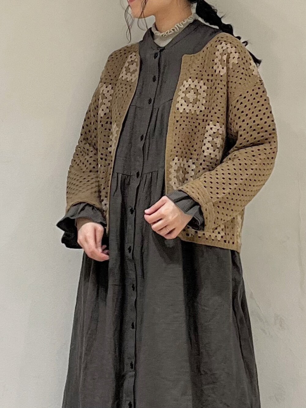 ブルー系のワンピース、ブラウン系のカーディガン/ボレロ、ブラック系のスカートを着用したレディースの秋コーディネートの5枚目の写真