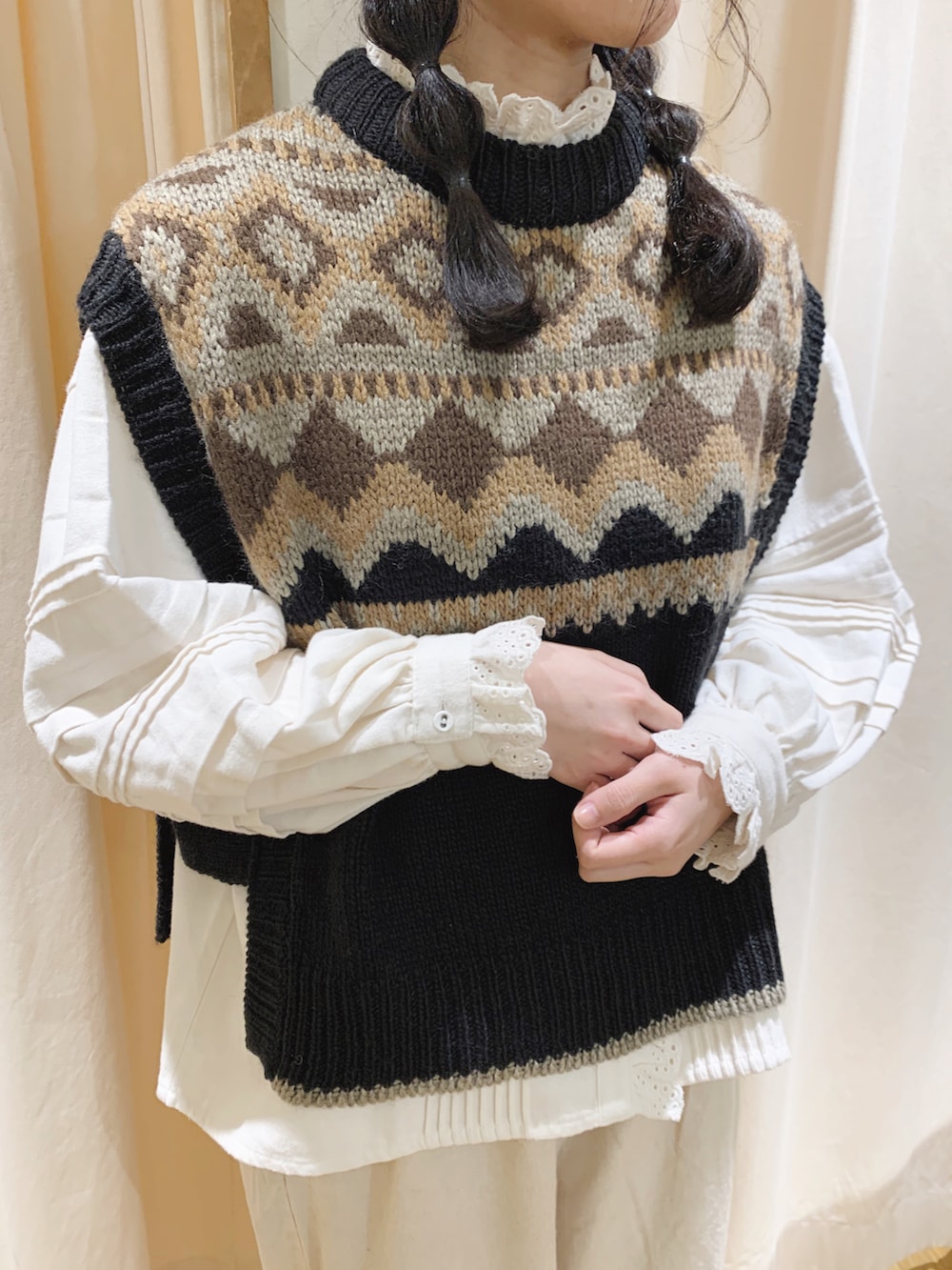 ホワイト系のシャツ/ブラウス、ベージュ系のその他パンツ、ホワイト系のTシャツ/カットソーを着用したレディースの秋コーディネートの5枚目の写真