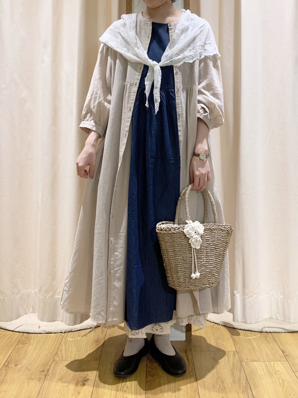 ブルー系のワンピース、ベージュ系のワンピース、ホワイト系のスカートを着用したレディースの夏コーディネートの2枚目の写真