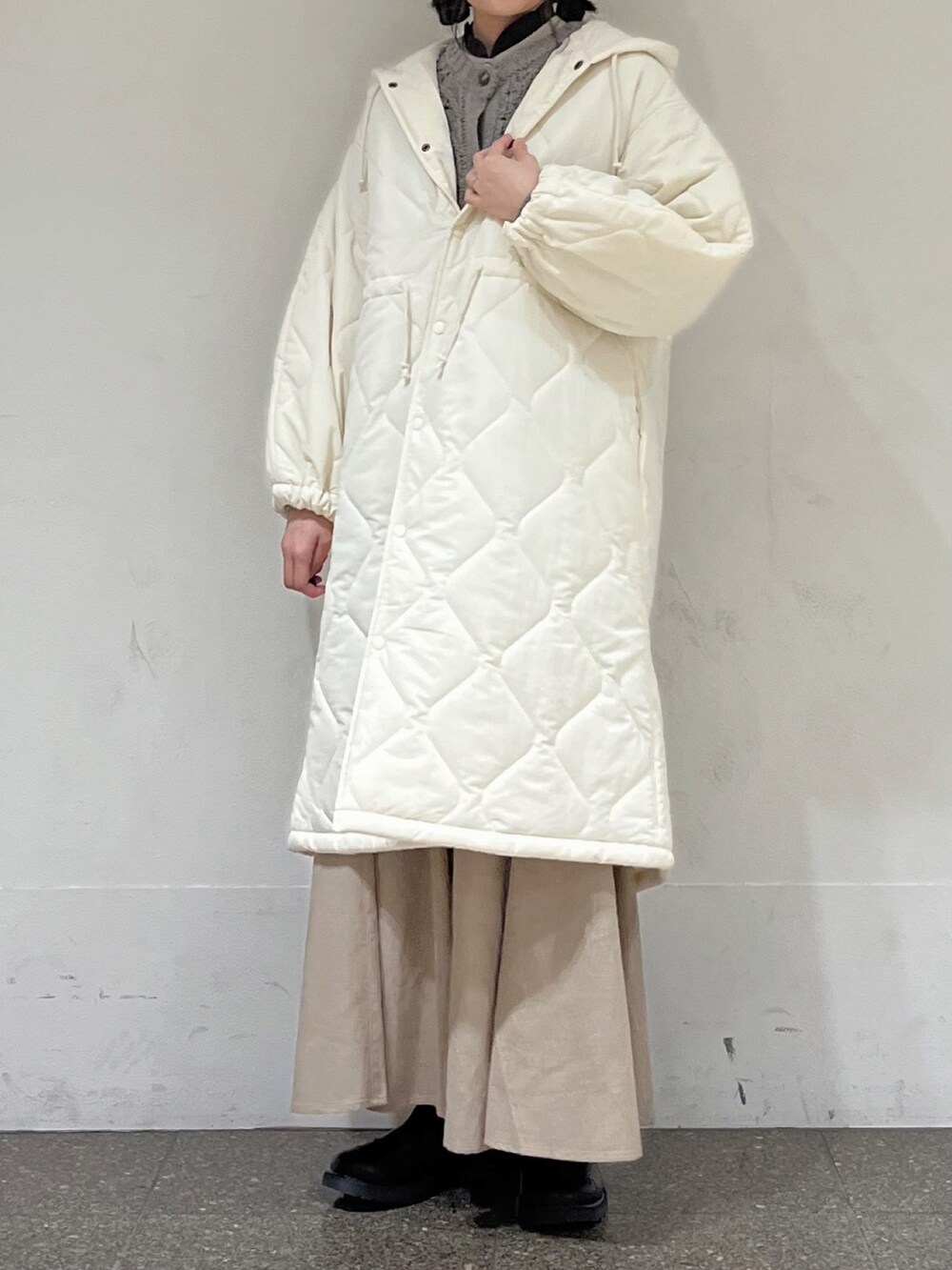 グレー系のシャツ/ブラウス、ブラウン系のカーディガン/ボレロ、ホワイト系のその他アウターを着用したレディースの秋コーディネートの3枚目の写真