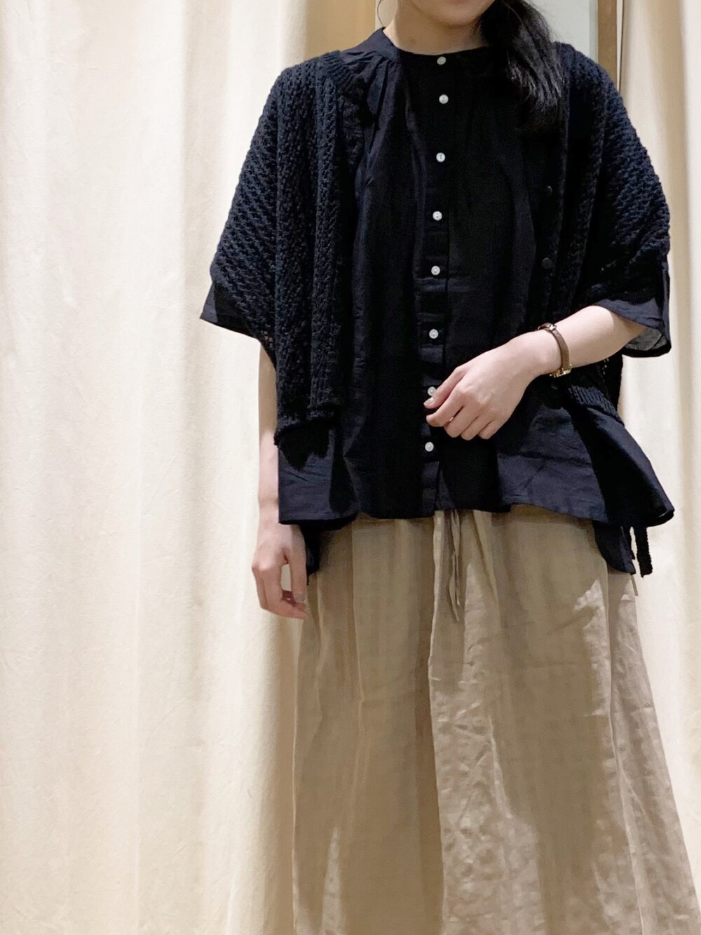 ブラック系のシャツ/ブラウス、ブラック系のベスト、ブラック系のTシャツ/カットソーを着用したレディースの夏コーディネートの5枚目の写真