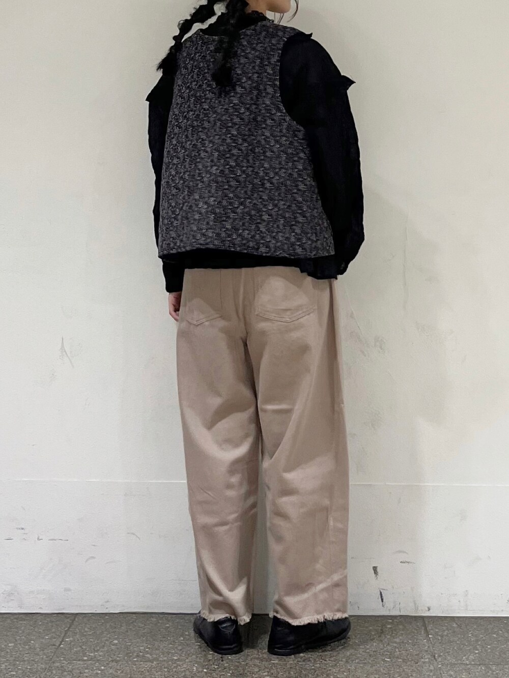 ブラック系のベスト、ブラック系のシャツ/ブラウス、ベージュ系のその他パンツを着用したレディースの冬コーディネートの3枚目の写真