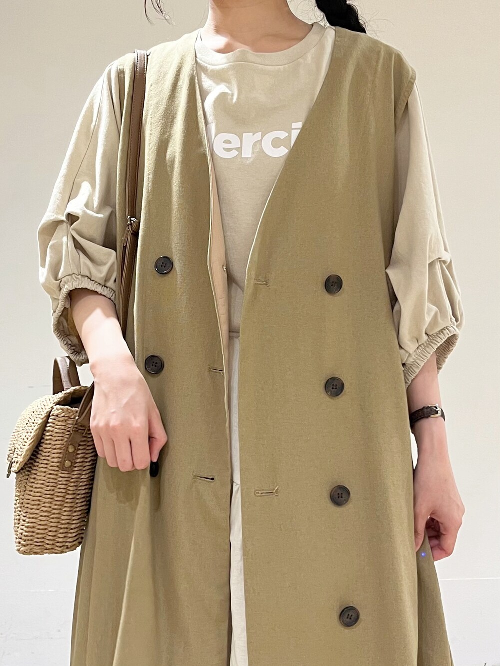 ベージュ系のTシャツ/カットソーを着用したレディースの春コーディネートの5枚目の写真