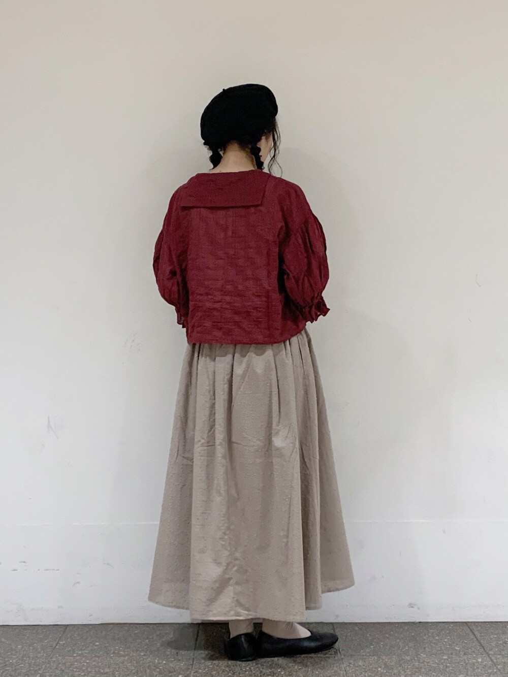 レッド系のシャツ/ブラウス、ベージュ系のスカート、ベージュ系のハンドバッグを着用したレディースの夏コーディネートの5枚目の写真