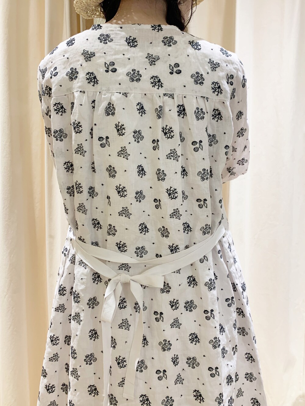 ホワイト系のワンピース/ドレス、ホワイト系のTシャツ/カットソー、ホワイト系のスカートを着用したレディースの夏コーディネートの4枚目の写真