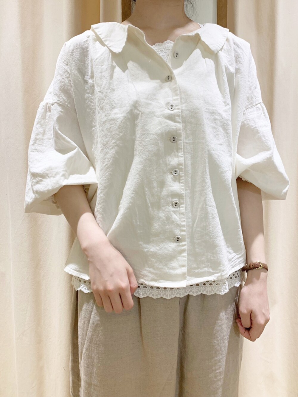 「パンツスタイル、SM2、サマンサ モスモス(Samansa Mos2)、Samansa Mos2、ゆるコーデ、リラックススタイル、レース、ブラウス、ワントーンコーデ、淡色コーデ、ナチュラル、ホワイト、春コーデ、夏コーデ、カジュアルコーデ」|「Samansa Mos2のギャザーはおりブラウス(シャツ/ブラウス、ホワイト系)」を使った、marin.🐏さん(レディース・160cm)の春コーディネートの4枚目の写真