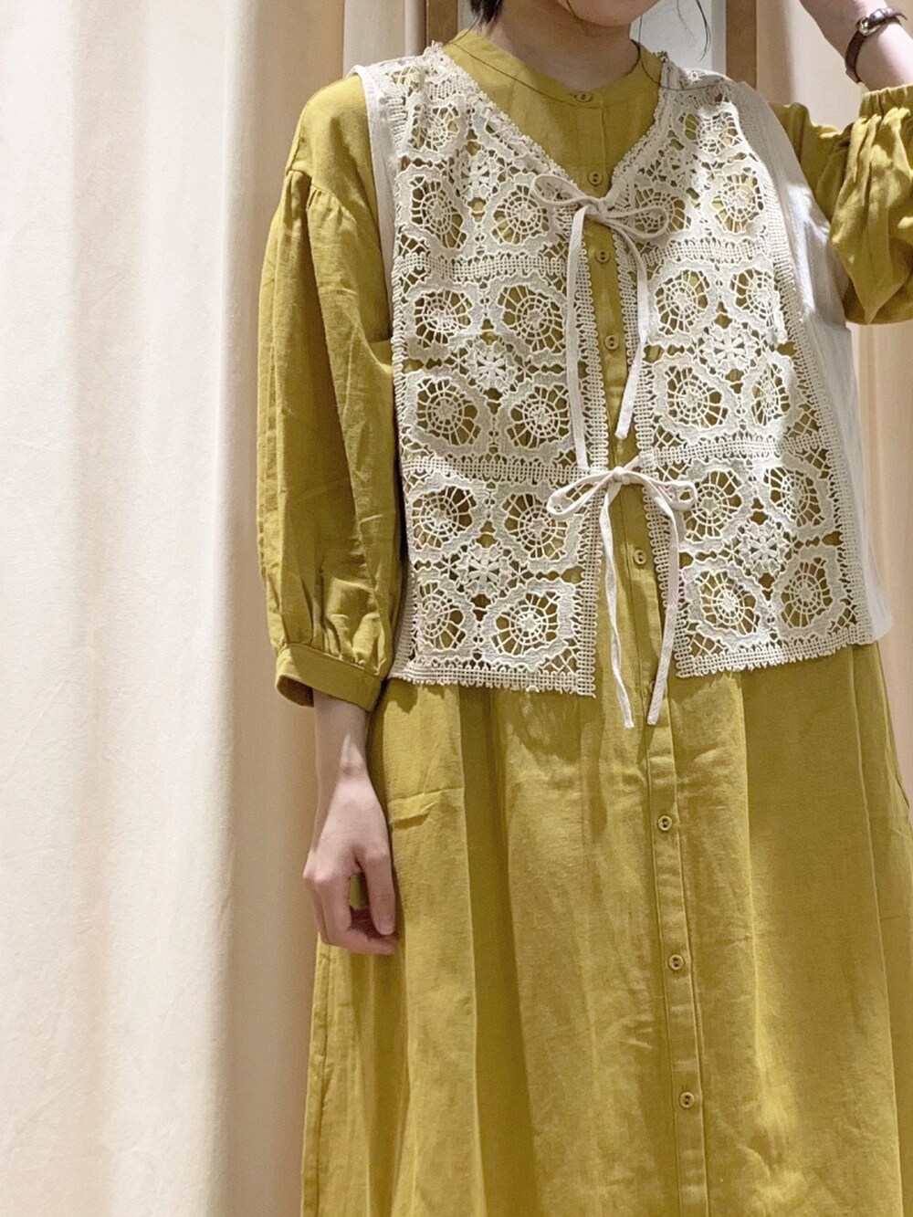 ホワイト系のベスト、ホワイト系のTシャツ/カットソー、ホワイト系のスカートを着用したレディースの夏コーディネートの2枚目の写真