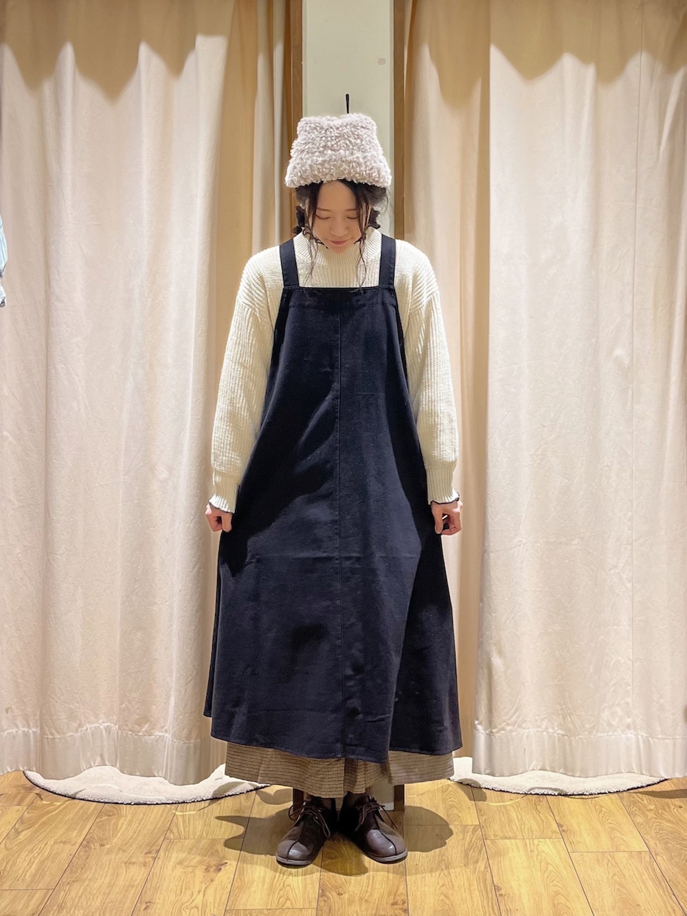 ブラック系のワンピース、ホワイト系のニット/セーター、ホワイト系のシャツ/ブラウスを着用したレディースの秋コーディネートの2枚目の写真