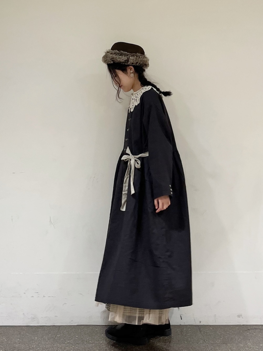 ベージュ系のシャツ/ブラウス、ホワイト系のスカート、ブラック系のその他アウターを着用したレディースの秋コーディネートの2枚目の写真