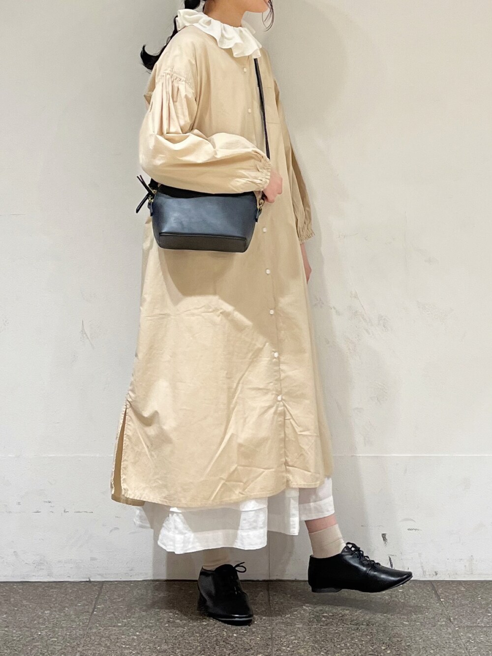 「ゆるコーデ、ナチュラル、ガーリー、サマンサ モスモス(Samansa Mos2)、Samansa Mos2、春コーデ、ワンピース」｜「Samansa Mos2のバンドカラーゆるワンピース（ワンピース、ベージュ系）」を使った、marin.🐏さん（レディース・160cm）の春コーディネートの2枚目の写真