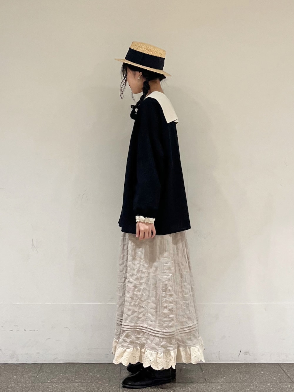 ブラック系のシャツ/ブラウス、ベージュ系のスカートを着用したレディースの冬コーディネートの4枚目の写真