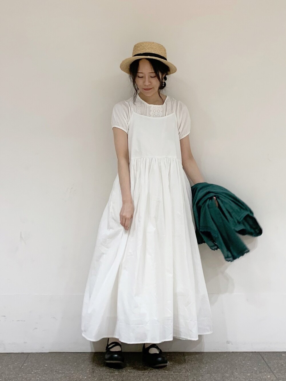 ホワイト系のTシャツ/カットソー、ホワイト系のワンピース、グリーン系のシャツ/ブラウスを着用したレディースの夏コーディネートの4枚目の写真
