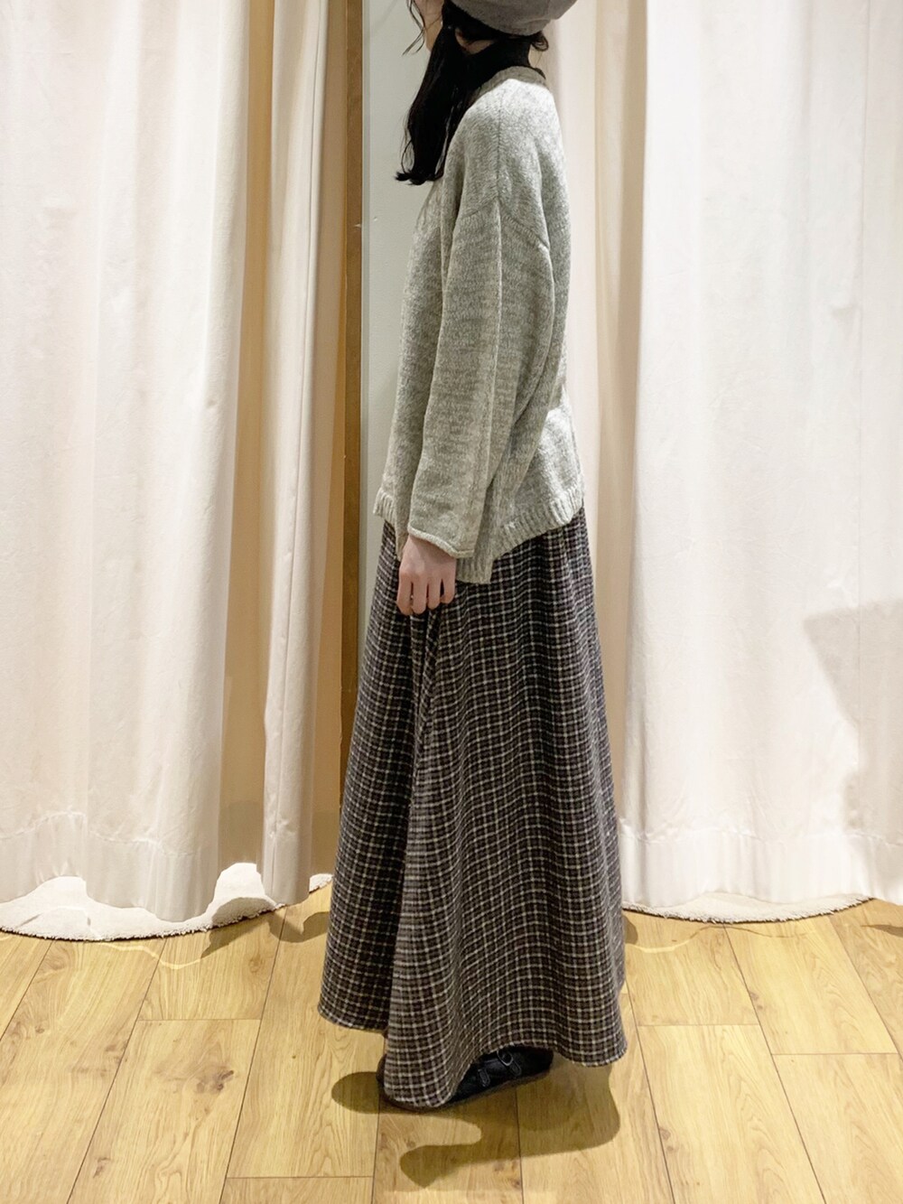 ベージュ系のブルゾン、グレー系のニット/セーター、ブラウン系のカーディガン/ボレロを着用したレディースの冬コーディネートの5枚目の写真