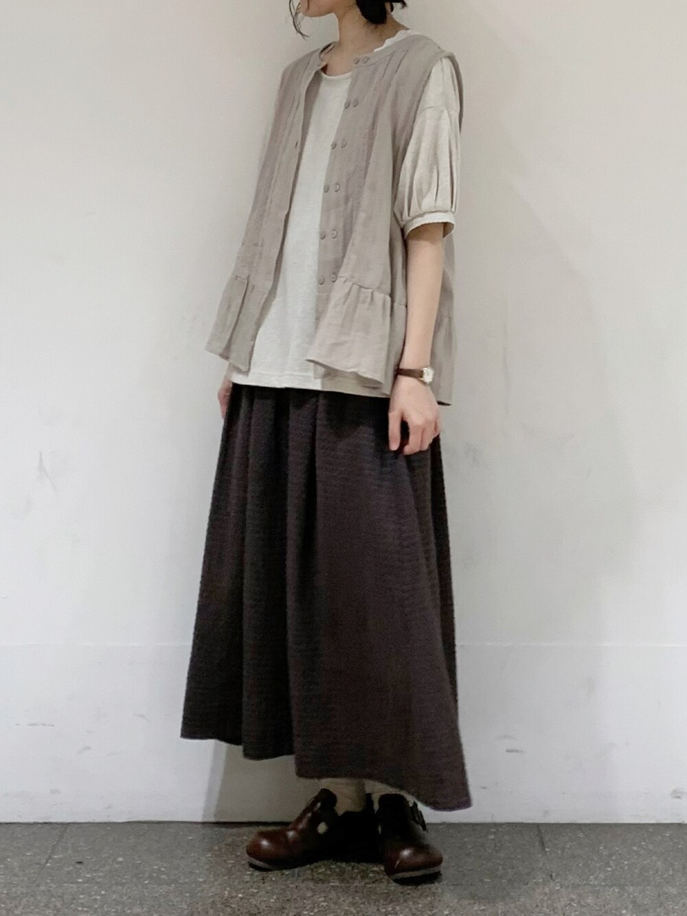 ベージュ系のTシャツ/カットソー、ベージュ系のシャツ/ブラウス、ホワイト系のタンクトップを着用したレディースの夏コーディネートの2枚目の写真