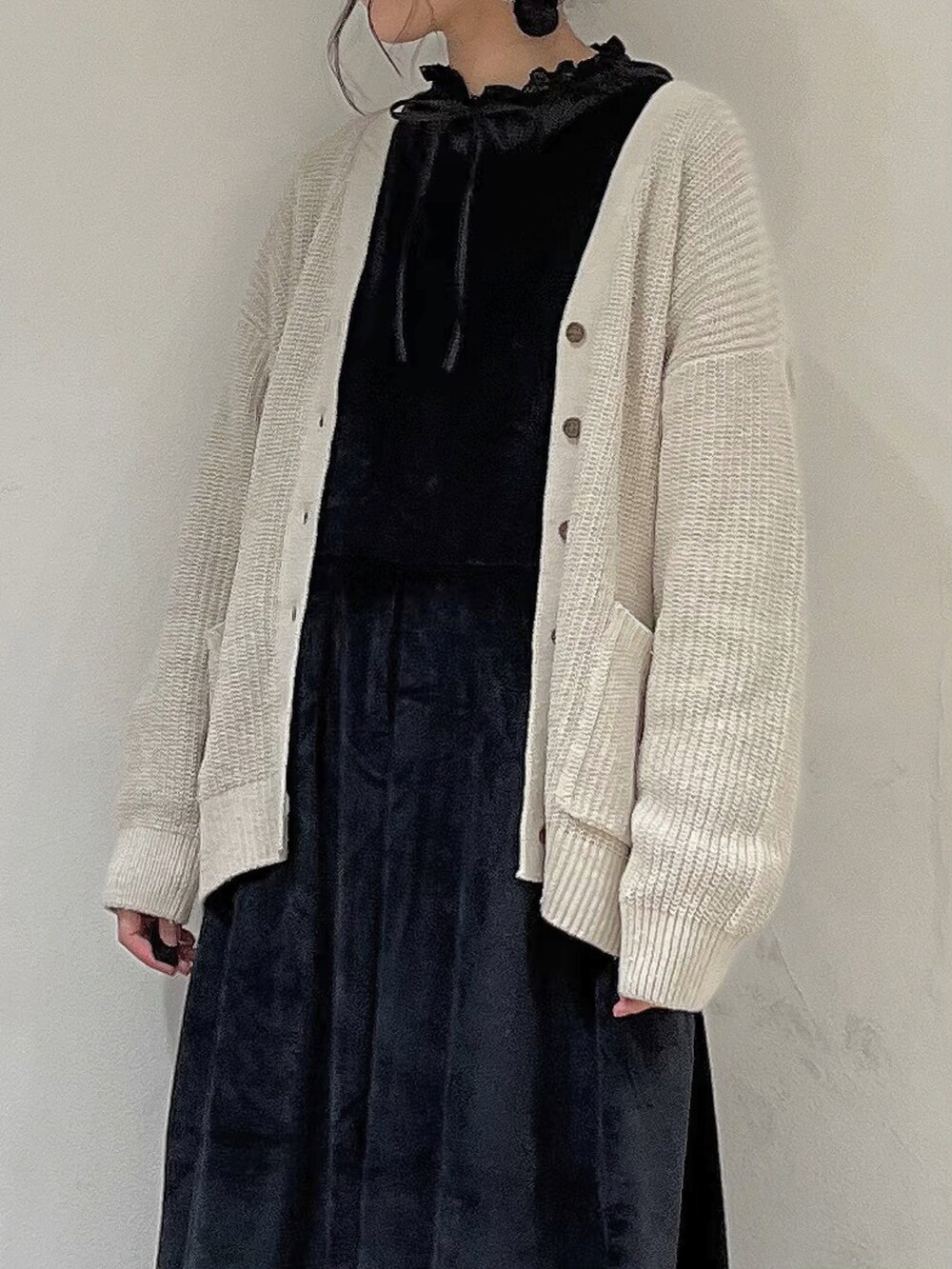 グレー系のシャツ/ブラウス、ブラック系のワンピース、ブラック系のサンダルを着用したレディースの秋コーディネートの4枚目の写真