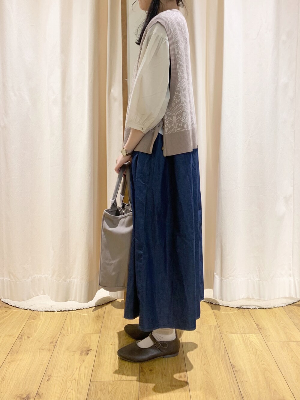 ベージュ系のベスト、ホワイト系のシャツ/ブラウス、ホワイト系のTシャツ/カットソーを着用したレディースの夏コーディネートの2枚目の写真