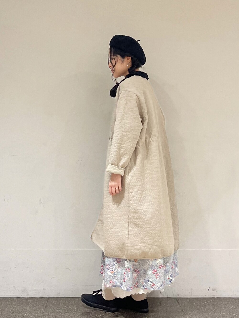 ブルー系のワンピース、ブラック系のシャツ/ブラウス、ベージュ系のその他アウターを着用したレディースの春コーディネートの3枚目の写真