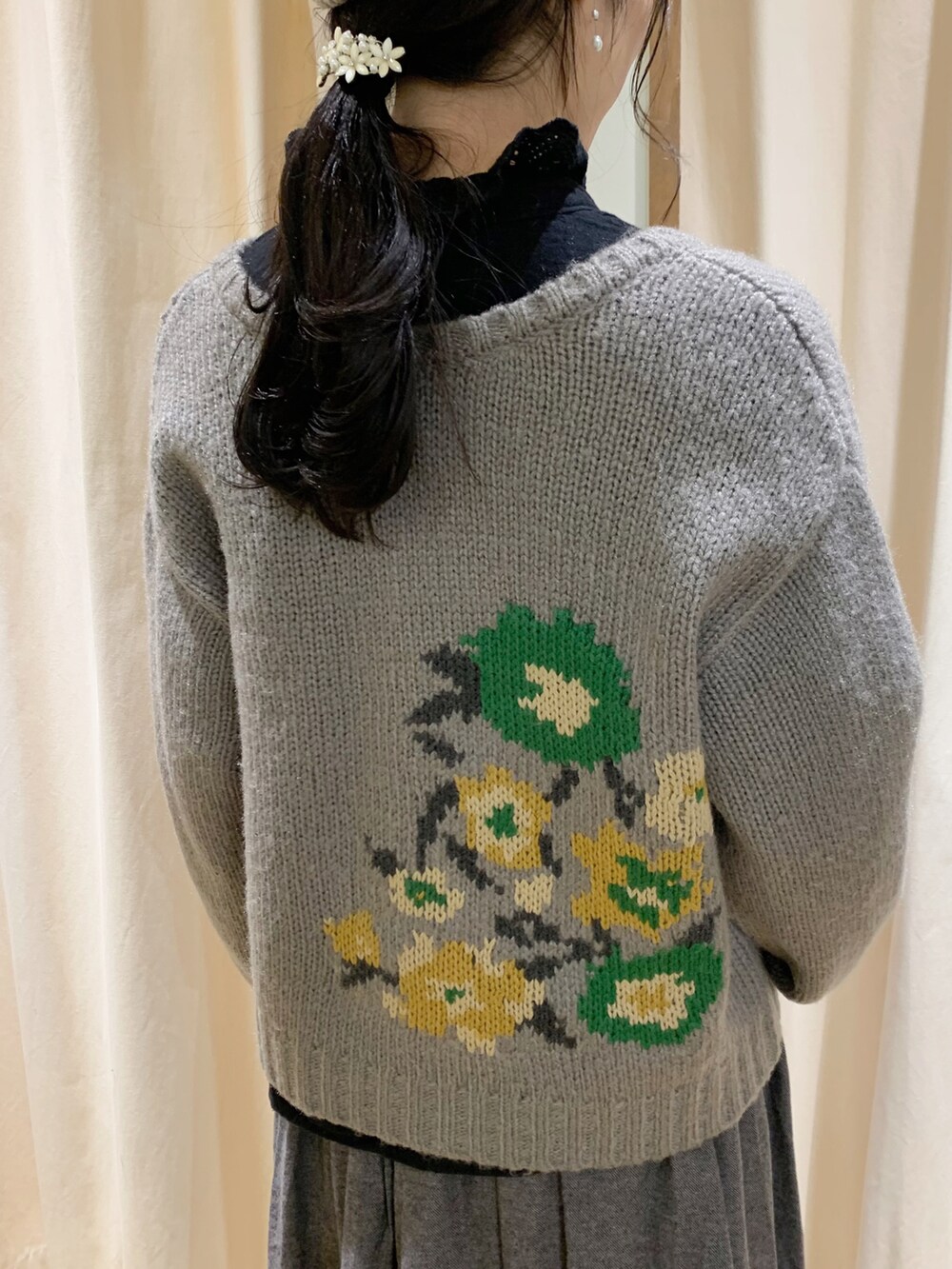 グレー系のカーディガン/ボレロ、ブラック系のシャツ/ブラウス、グレー系のスカートを着用したレディースの秋コーディネートの5枚目の写真