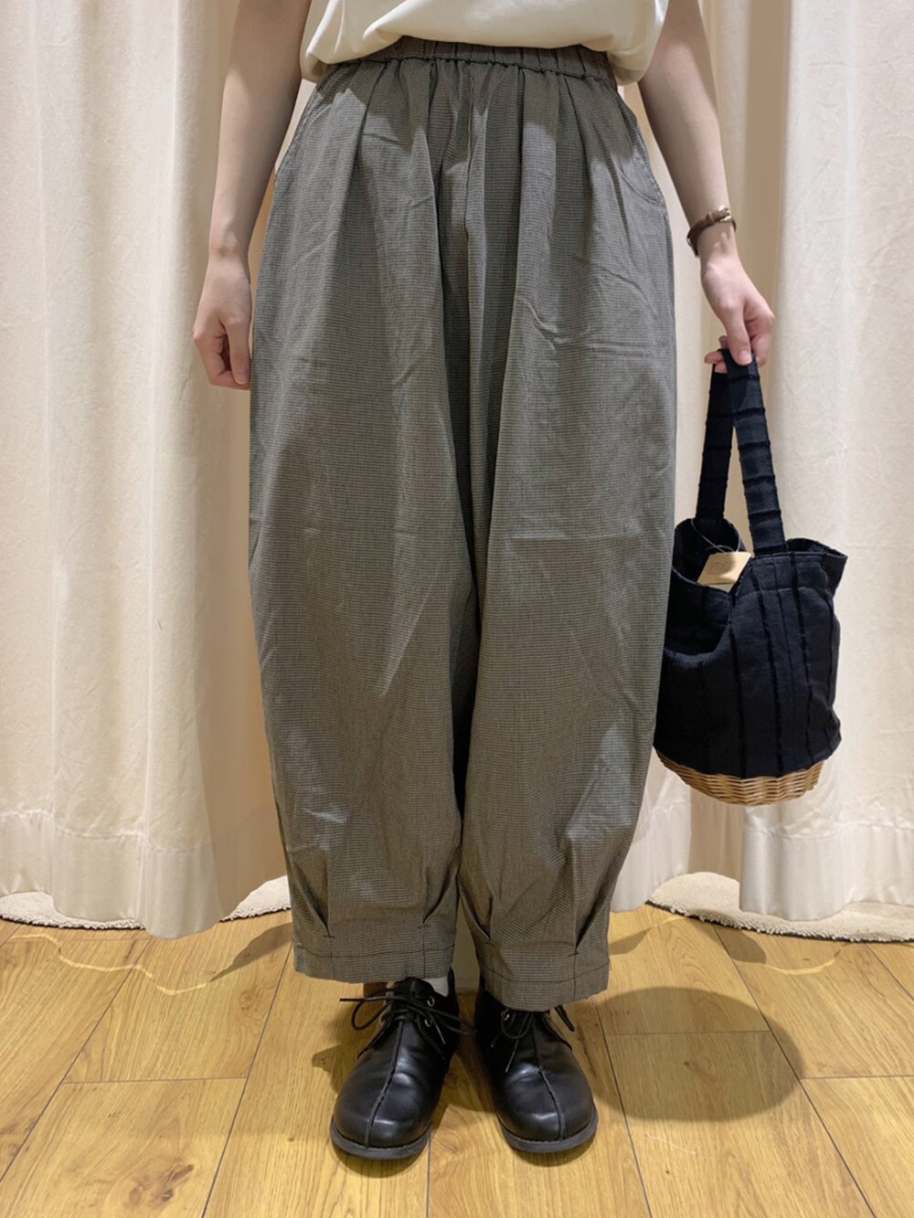 ホワイト系のTシャツ/カットソー、グレー系のその他パンツ、ホワイト系のTシャツ/カットソーを着用したレディースの春コーディネートの4枚目の写真