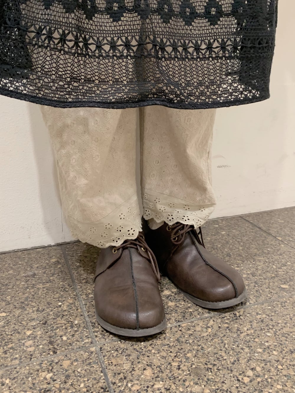 ブラック系のワンピース、ブラック系のシャツ/ブラウス、ブラック系のTシャツ/カットソーを着用したレディースの春コーディネートの5枚目の写真