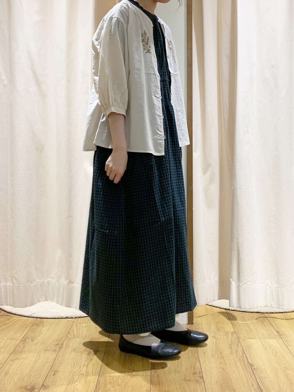 グリーン系のワンピース、ホワイト系のシャツ/ブラウス、ブラック系のTシャツ/カットソーを着用したレディースの夏コーディネートの5枚目の写真