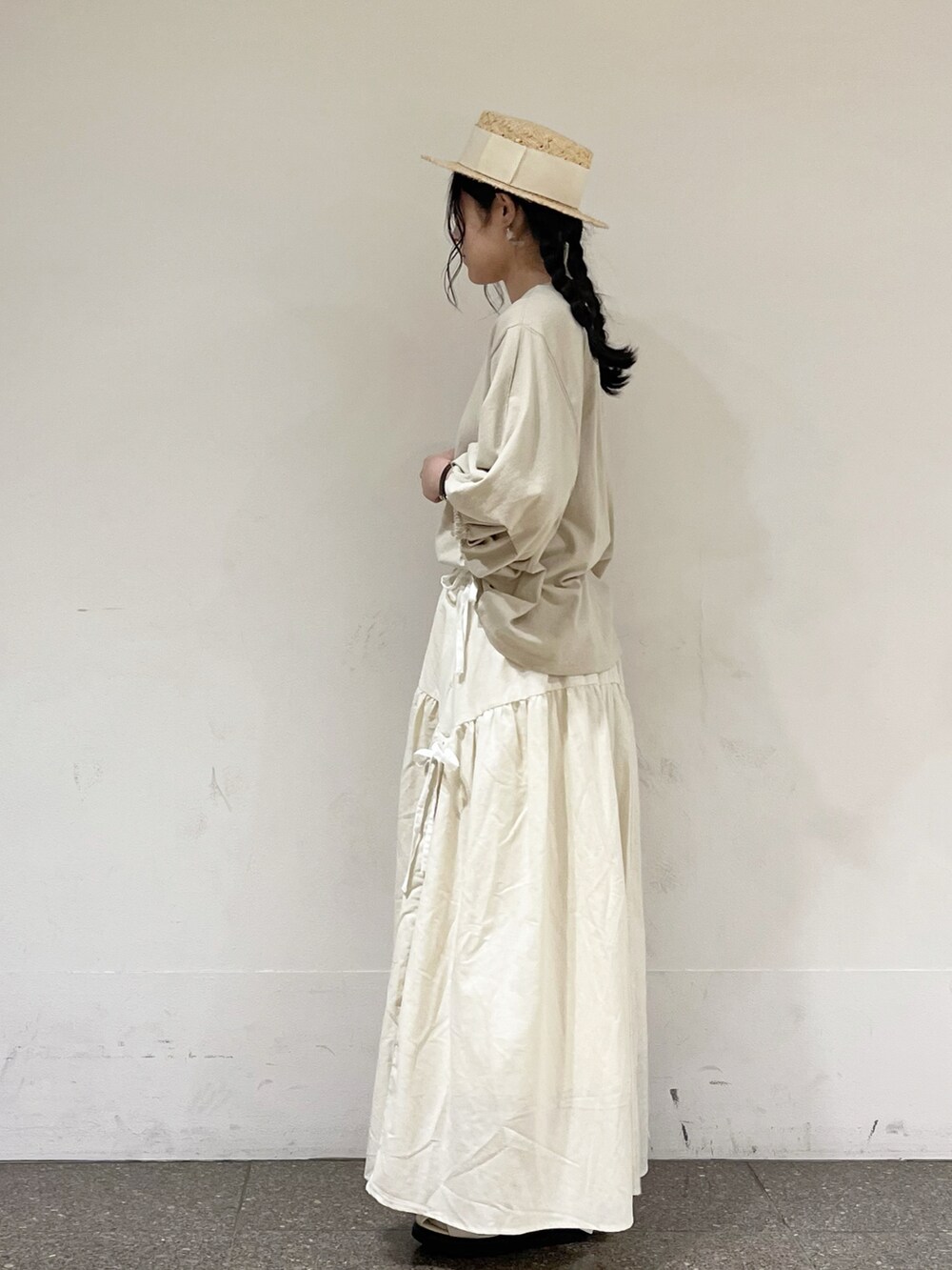 ベージュ系のTシャツ/カットソーを着用したレディースの春コーディネートの3枚目の写真