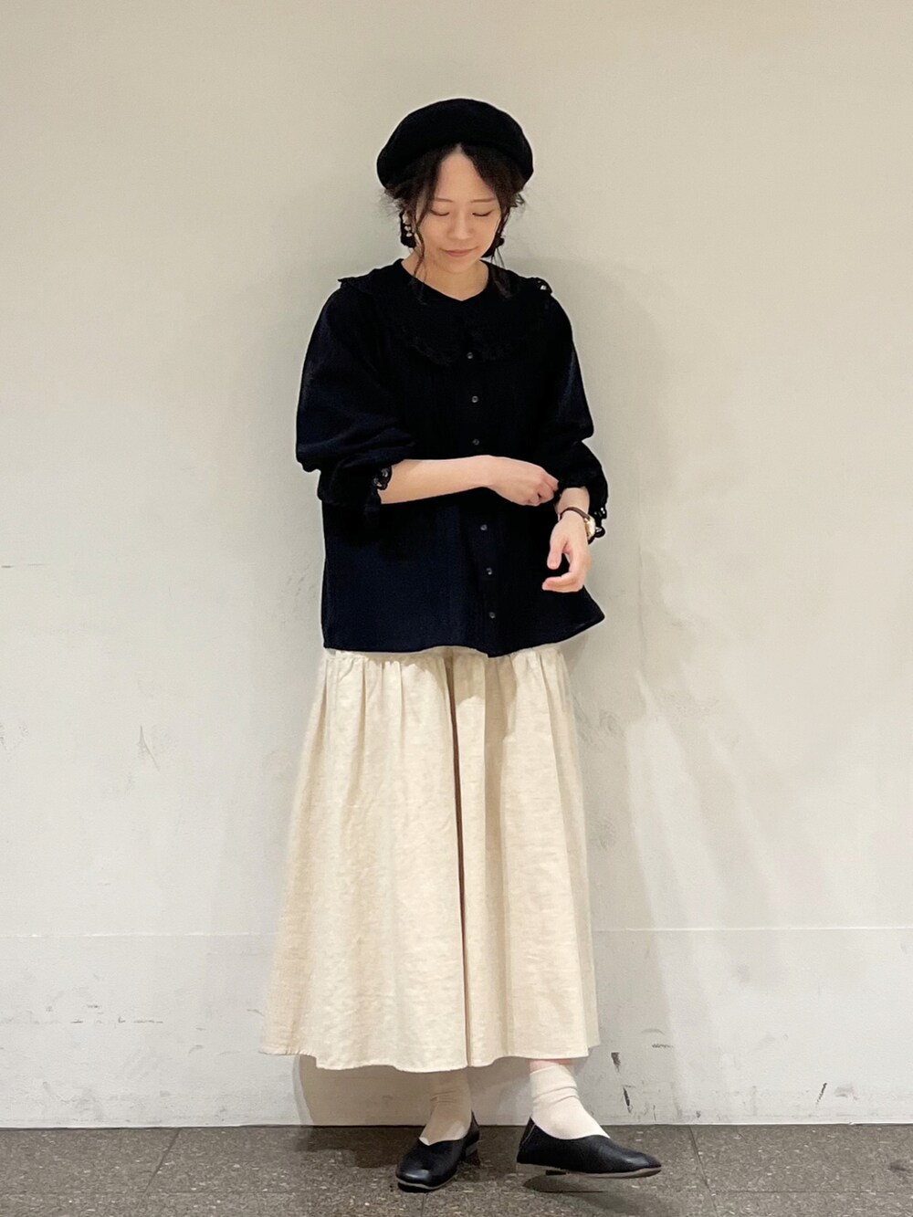 ブラック系のシャツ/ブラウス、ベージュ系のスカートを着用したレディースの冬コーディネートの3枚目の写真