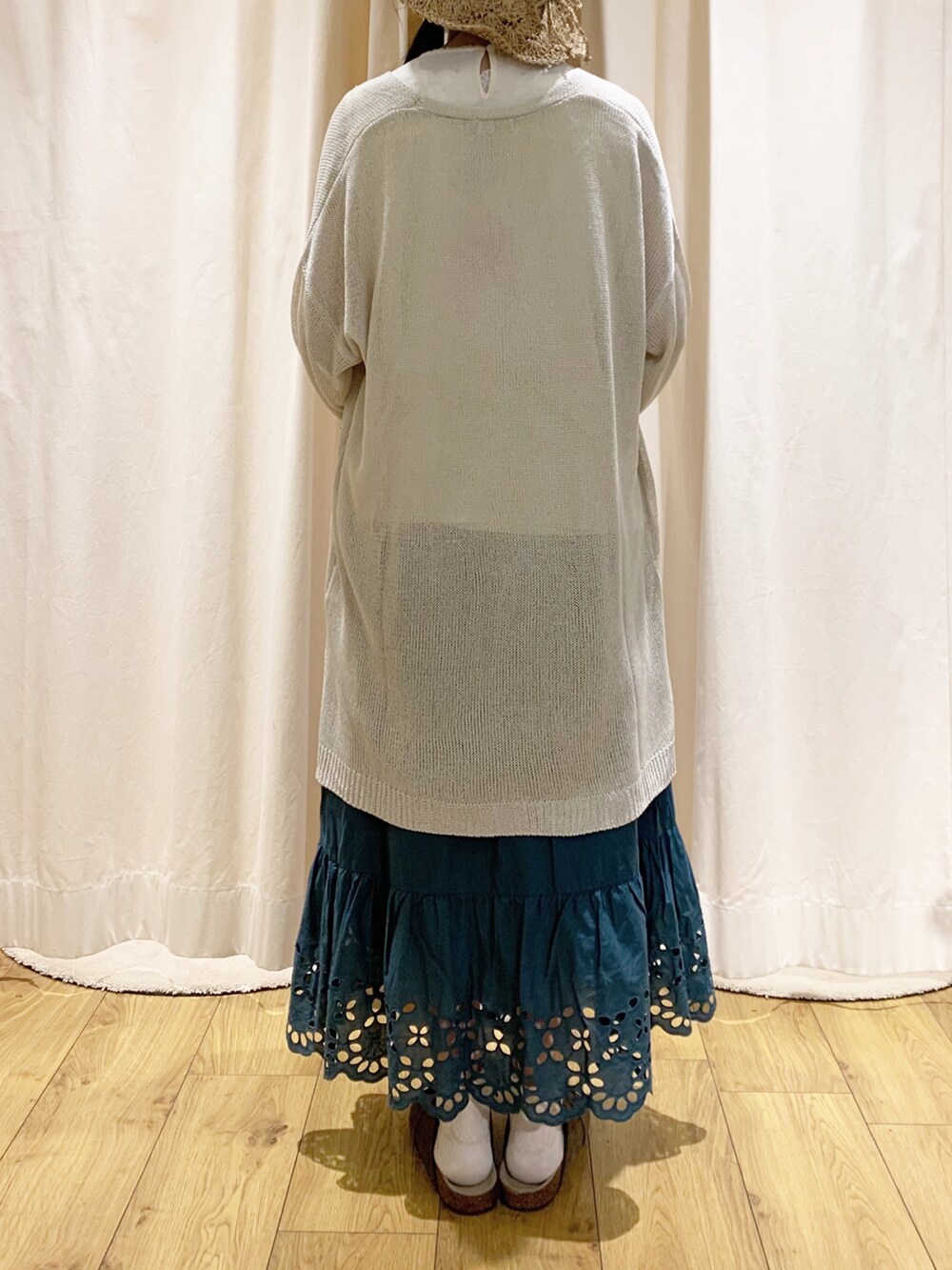 ホワイト系のシャツ/ブラウス、ベージュ系のカーディガン/ボレロ、グリーン系のスカートを着用したレディースの夏コーディネートの4枚目の写真