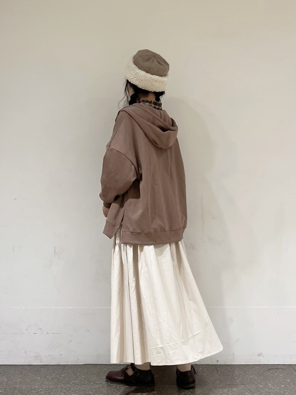 ブラウン系のシャツ/ブラウス、ベージュ系のスカート、ブラウン系のTシャツ/カットソーを着用したレディースの秋コーディネートの3枚目の写真