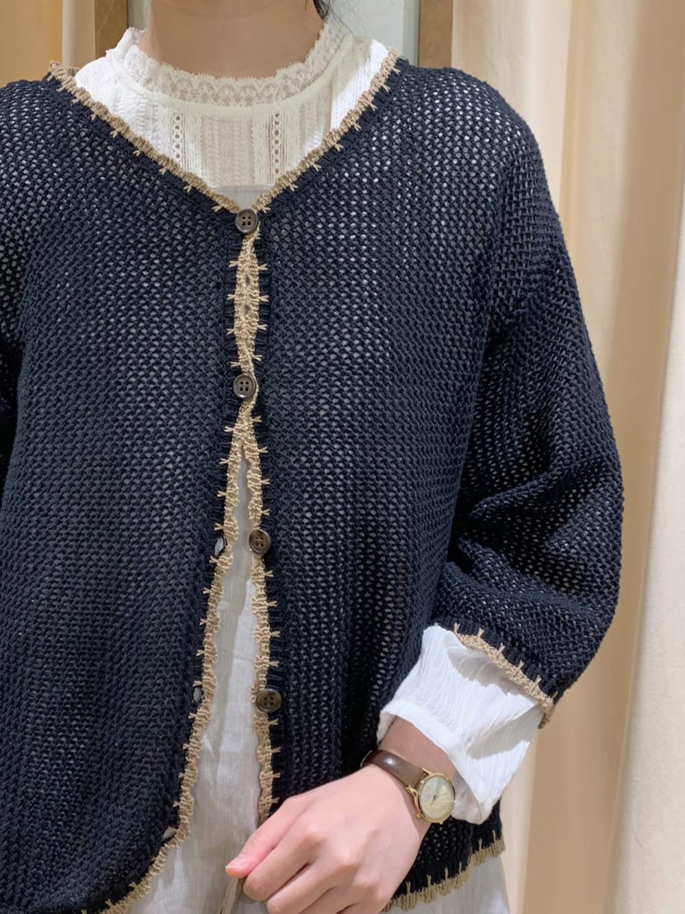 ブラック系のカーディガン/ボレロ、グレー系のワンピース、ベージュ系のハンドバッグを着用したレディースの春コーディネートの5枚目の写真