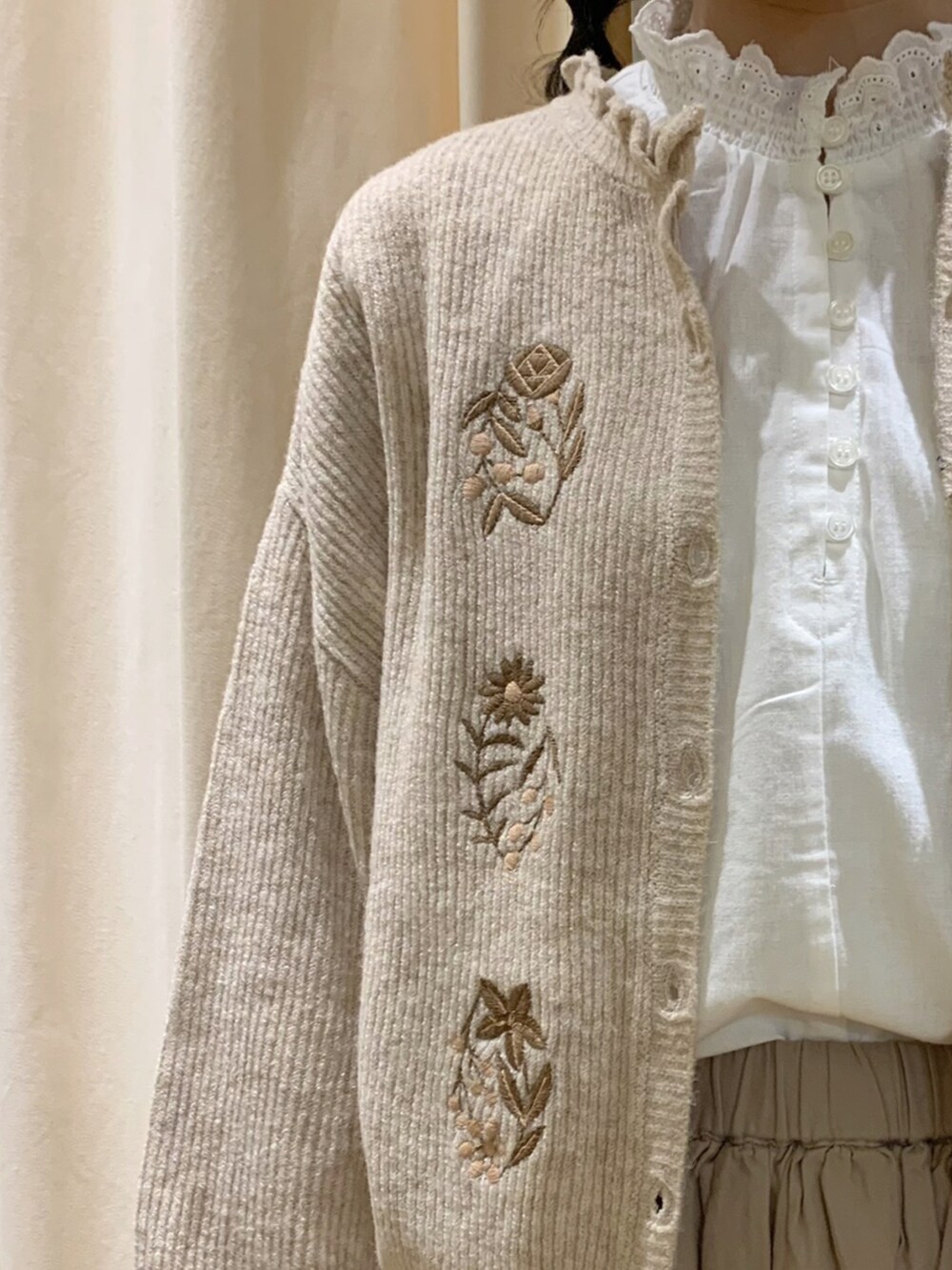 ベージュ系のカーディガン/ボレロ、ホワイト系のシャツ/ブラウス、ホワイト系のTシャツ/カットソーを着用したレディースの秋コーディネートの4枚目の写真